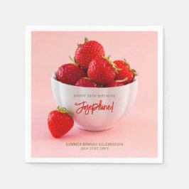 Röda jordgubbar i en sommarbrinnande dag pappersservett