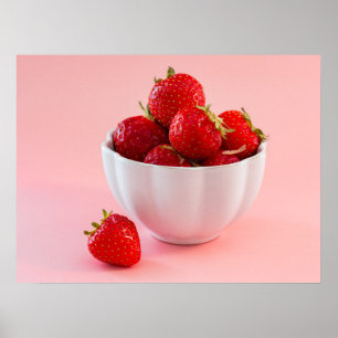 Röda jordgubbar i vit skål på rosa foto poster
