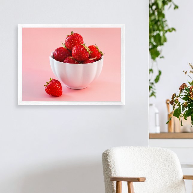 Röda jordgubbar i vit skål på rosa foto poster (Please note: This image is a digital mockup. The product may not be in scale.)