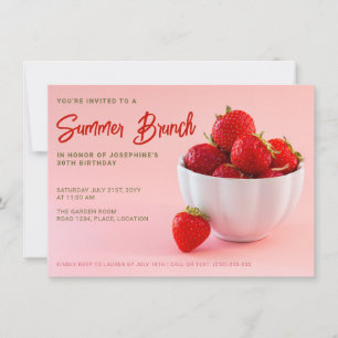 Röda jordgubbar på rosa sommarbrunch-födelsedag inbjudningar