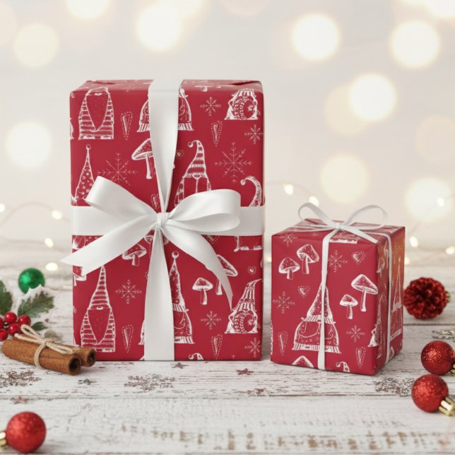 Röda julgranar, svampar och Snöflingor Kids Presentpapper (Modern Festive Xmas Gnomes Wrapping Paper for Kids. Cute Winter Gnomes Pattern on Red Background.)