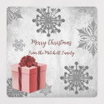 Röda julklappsetiketter för Helgdag Klistermärke<br><div class="desc">din helgdag med vänner och familj med den här röda julklappsetiketten Helgdag Baking Labels. Etikettdesignen har en pulserande, omsluten julklapp som är försedd med grått och vitt snöflingor mot en grått-grym bakgrund med ett utrymme som du kan anpassa med ditt eget Julhälsningar och med namn. Ytterligare presentartiklar och artiklar för...</div>