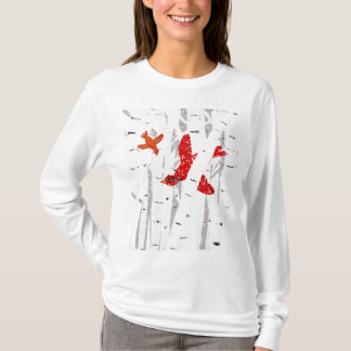 Röda kardinaler i Winter Scene i Träd i vitt Birch T Shirt