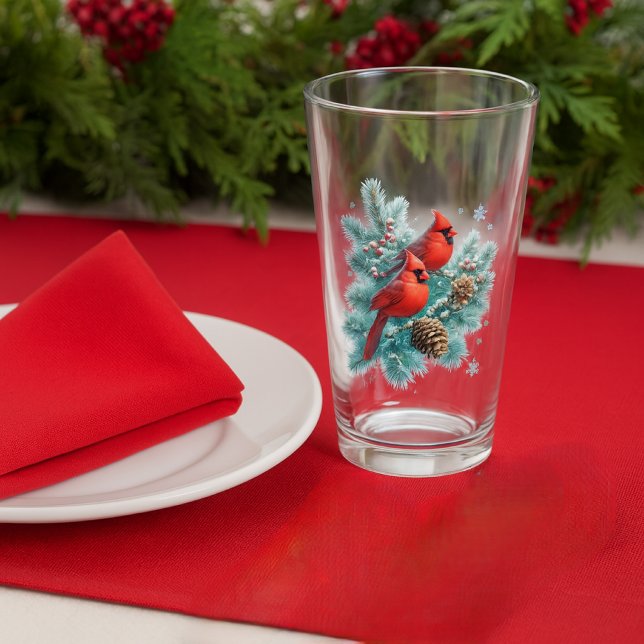 Röda kardinalfåglar och tall julgransglas glaskopp (Set a festive holiday table with red cardinal bird and pine beverage glass. )