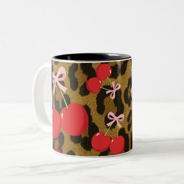 Röda körsbär med rosa rosett Coquette Leopardtryck Två-Tonad Mugg (Framsida vänster)