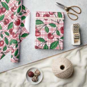 Röda körsbär på rosa gingham presentpapper