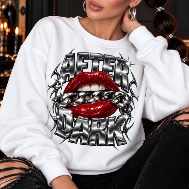 Röda läppar After Dark Chrome T Shirt (After Dark chrome graphic sweatshirt: bold red lips, silver chain and effortless attitude.)