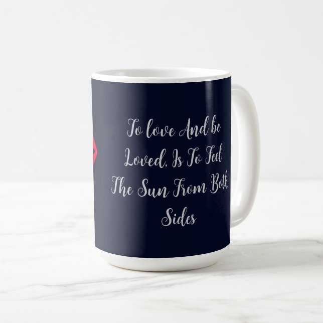 Röda läppar bitar en stilfull gyllene kedja kaffemugg (Framsida höger)