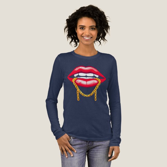 Röda läppar bitar en stilfull gyllene kedja t shirt (Hel framsida)