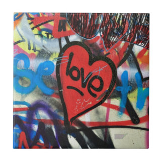 röda målade hjärtakärlekgrafitti kakelplatta