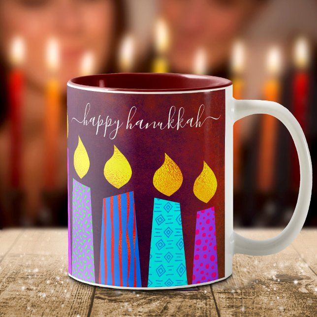 Röda Menorah-ljus Glad Hanukkah Script Fetstil Två-Tonad Mugg (Skapare uppladdad)