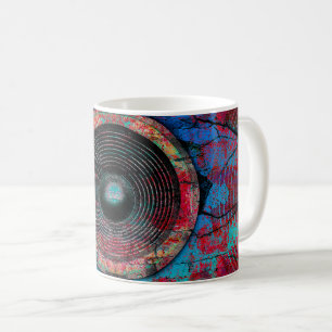 Röda musikhögtalare på en krackad vägg kaffemugg