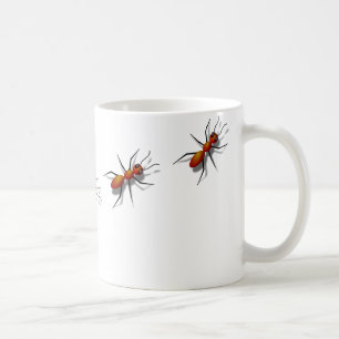 Röda myror kryper på din kaffemugg
