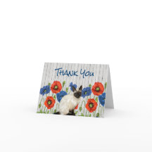 Röda och blå poppies med siamesisk katt