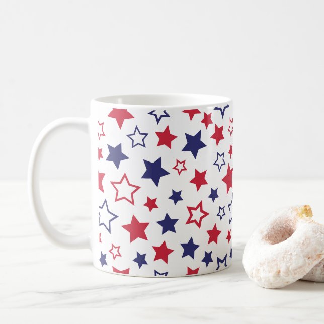 Röda och blå stjärnor, 4 juli, vit bakgrund kaffemugg (Med munk)