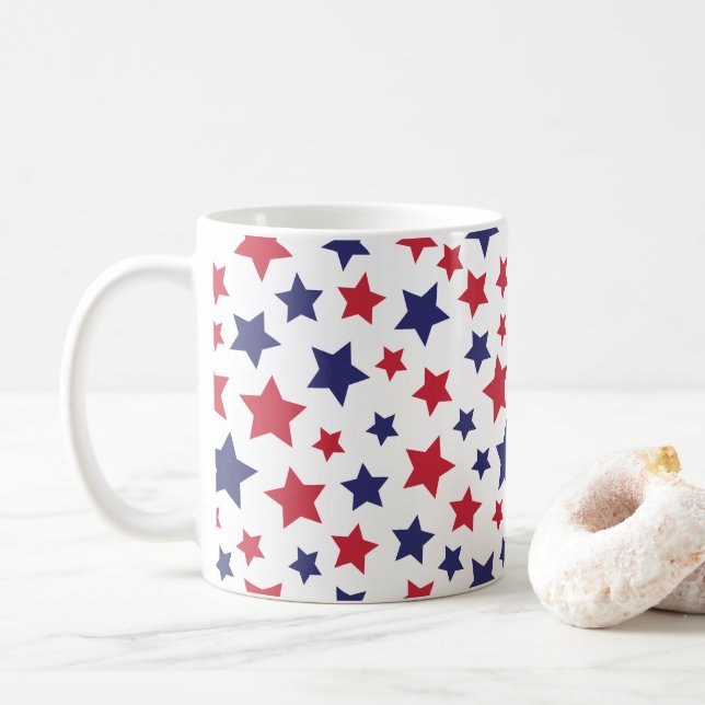 Röda och blå stjärnor, 4 juli, vit bakgrund kaffemugg (Med munk)