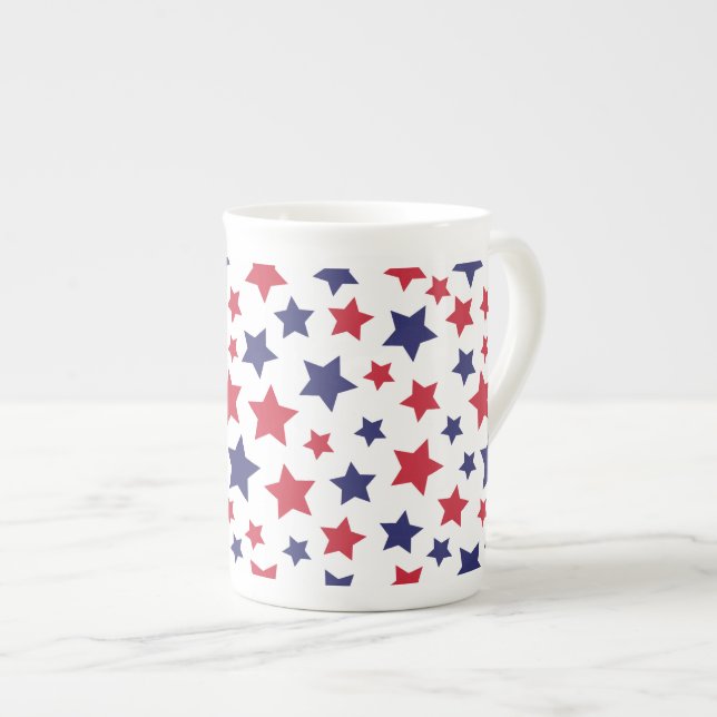 Röda och blåa stjärnor, 4:e juli, vit bakgrund benporslin mugg (Framsida höger)