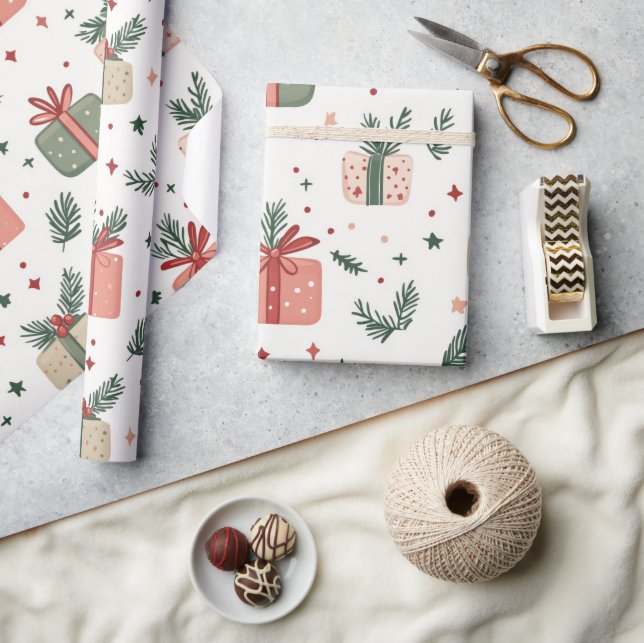 Röda och gröna presenter med tallkvistar julpresen presentpapper (Hantverk)