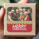 Röda och Grönt Julturer Fyrkantigt Klistermärke<br><div class="desc">Vi önskar er en God jul. Ett enkelt och modernt schevron mönster i gröntar och ett rött. Om du har problem med bild eller text klickar du på anpassningsknappen så att du kan flytta runt sak och göra ändringar.</div>