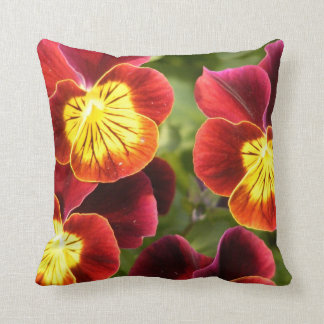 Röda och gula Pansies (violaen) Kudde