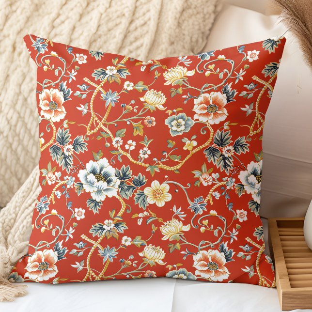 Röda och gula vårblommor Chinoiserie-mönster Kudde (Red and Yelllow Spring Flowers Chinoiserie Pattern Throw Pillow in a neutral boho bedroom.)