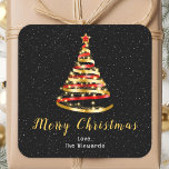 Röda och Guld Ribbon Träd God jul Fyrkantigt Klistermärke<br><div class="desc">Denna helgdag för elegant och chic kan vara personlig med din familj namn. Utformningen har ett rött band och ett guld-ribbon Julgran med en stjärntopp. Texten kombinerar handskript och modernt sans serif typsnitt för ett klassligt och sofistikerat utseende. Den fallande snö, snöflingor och gnista ge är en festlig och magisk...</div>