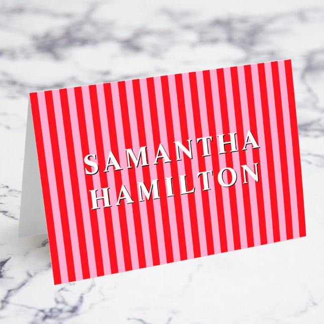 Röda och rosa randiga djärva namn platskort bordsnummer (Bright Red and Light Pink Stripes Bold All Caps Font Individual Name Place Cards)