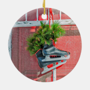 Röda och svarta isskal på en dörr julgransprydnad keramik