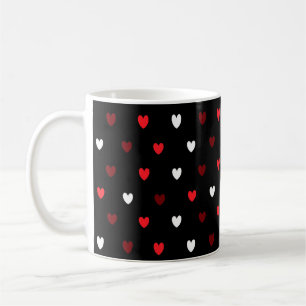 Röda och vita hjärtan på svart kaffemugg