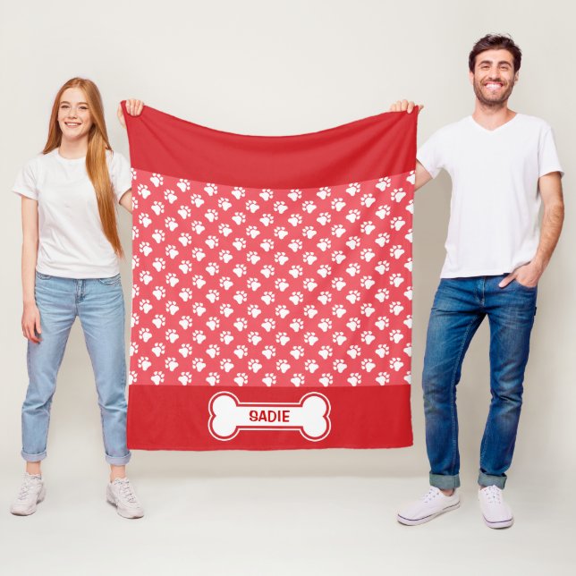 Röda Och Vita Hundfötter Och Ben Med Namn Fleecefilt (På plats)
