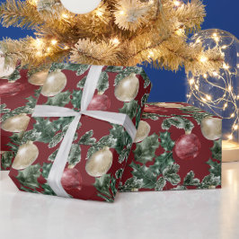 Röda och vita julprydnader och grönska presentpapper