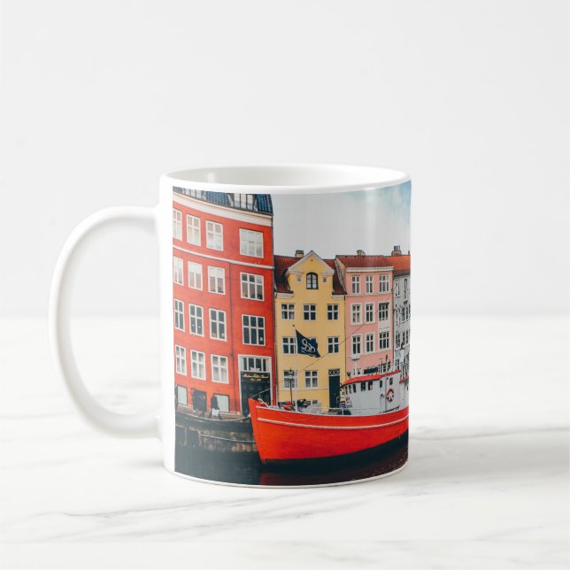 RÖDA OCH VITA KONKRETA BYGGNADER KAFFEMUGG (Vänster)
