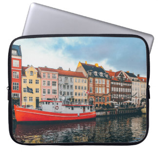 RÖDA OCH VITA KONKRETA BYGGNADER LAPTOP FODRAL