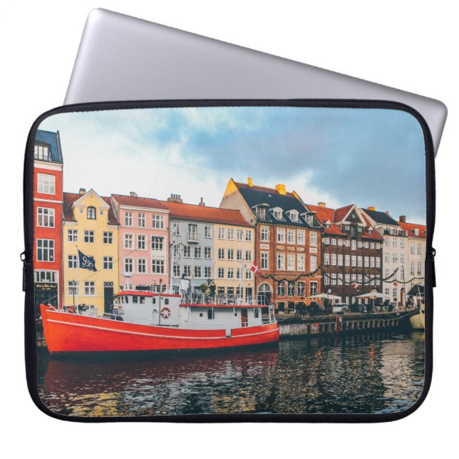 RÖDA OCH VITA KONKRETA BYGGNADER LAPTOP FODRAL (Framsidan)