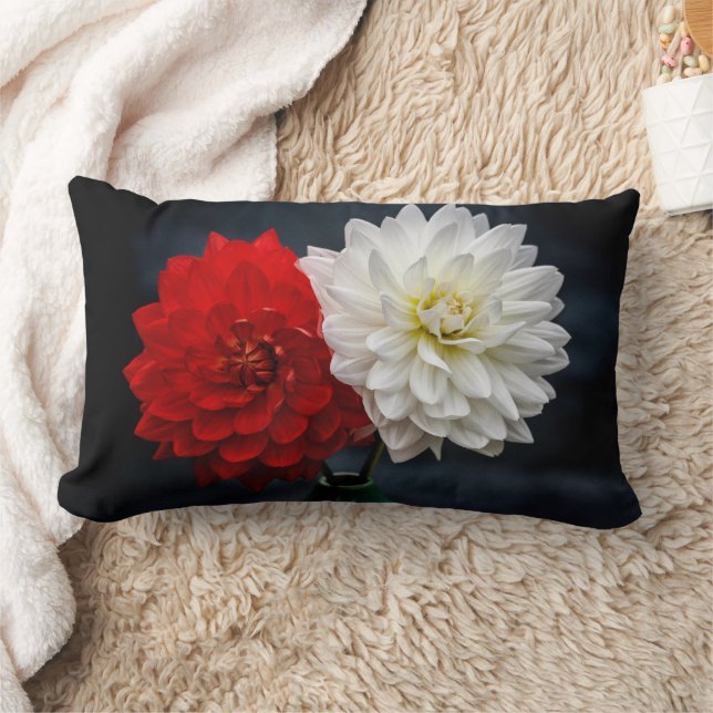 Röda och vita Petaled Flowers Utomhusbeläggningar Lumbarkudde (Filt)