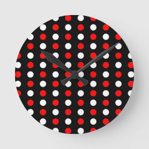 Röda och vita polka dots mönster rund klocka