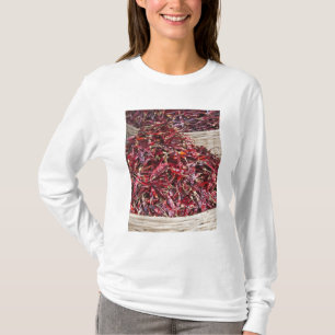 Röda paprikor på lokal marknad för färskvaror t-shirt