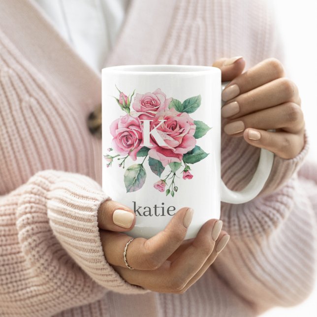 Röda romerblommor med Elegant Monogram Namn Anpass Kaffemugg (Skapare uppladdad)