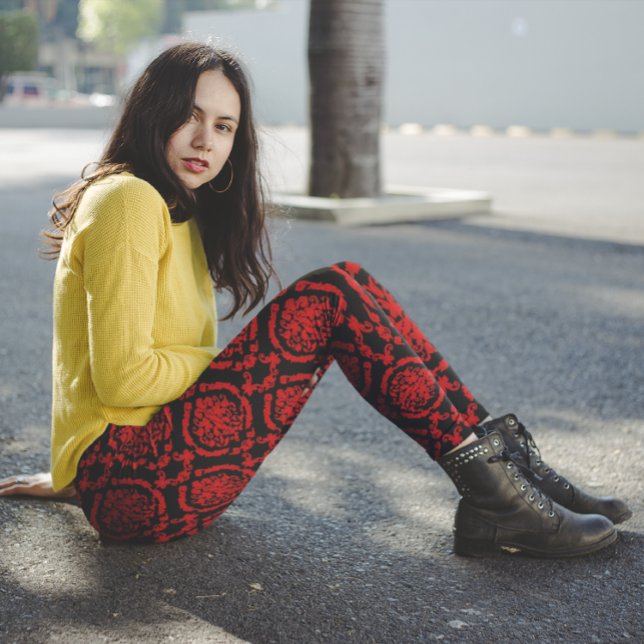 Röda skador på svart leggings (Skapare uppladdad)