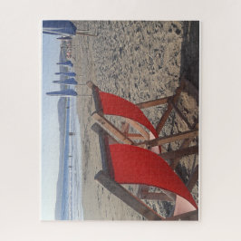 Röda stolar på sandig strand pussel