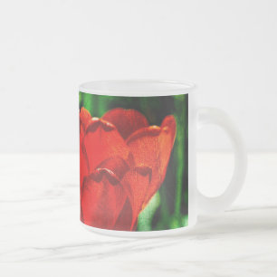 Röda tulpanblommor frostad glasmugg