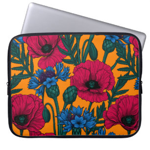 Röda vallmo och blåkornblommor på orangen laptop fodral