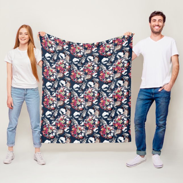 Röda, vita blommor på blå. fleecefilt (På plats)
