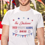 Röda vita och BBQ 4:e July patriotiska fyrverkerie T Shirt<br><div class="desc">Anpassa den här fjärde juli-bt-tröjan med din familj namn och det innevarande året för att fira USA:s födelsedag i stil. Denna t-shirt har ordalydelsen "RED,  WHITE & BBQ" och är dekorerad med små stjärnor,  patriotiska fyrverkerier och en festiv banderoll.</div>