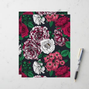 Röda, vita och tvåfärgade rosor med gröna blad på
