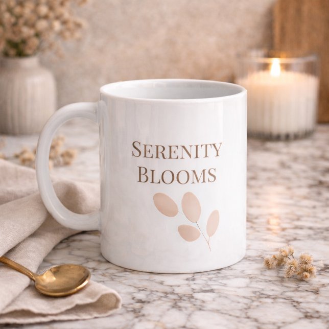 Rödaktig kronbladsskrift Klassisk mugg, 33 cl Kaffemugg (White ceramic with a blush petal accent and taupe serif text adds polish to daily coffee rituals.)