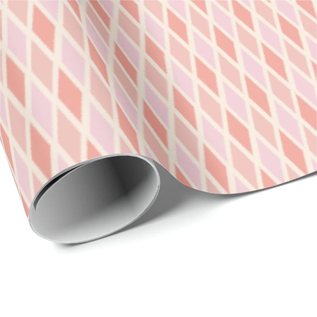 Rödaktig rosa korallharlekin-diamant Preppy Ikat Presentpapper (Rullad Hörn)