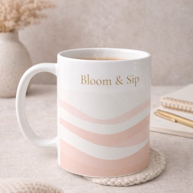 Rödaktigt vit klassisk mugg, 11 oz kaffemugg (White ceramic wrapped in blush ripples with gold serif detail for calm morning routines.)