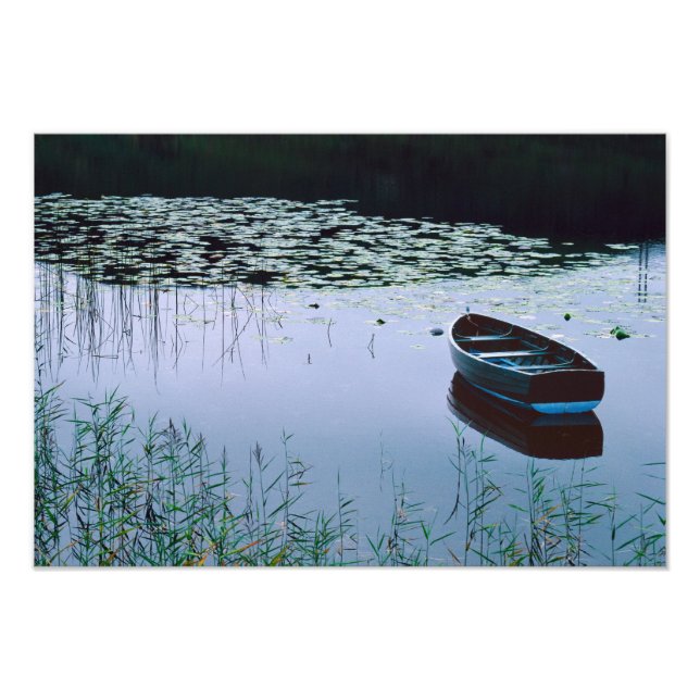 Rodd båt på liten sjö omgiven av vatten fototryck (Framsidan)