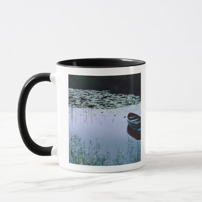 Rodd båt på liten sjö omgiven av vatten mugg (Vänster)